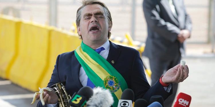 Bolsonaro usa humorista para evitar perguntas sobre PIB baixo; Carioca distribui banana à imprensa