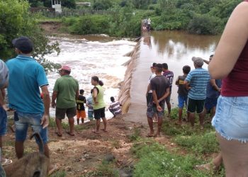 Moradores ajudaram a retirar o corpo da vítima de dentro da água