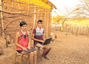 Os irmãos, deficientes visuais, Marcos e Edilândia Lavor, são universitários. A internet permite que eles estudem em casa Na zona rural de Iguatu Raíra Maria e a avó, Antônia Cândido, utilizam a internet diariamente (Foto: Honório Barbosa)