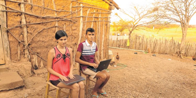 Os irmãos, deficientes visuais, Marcos e Edilândia Lavor, são universitários. A internet permite que eles estudem em casa Na zona rural de Iguatu Raíra Maria e a avó, Antônia Cândido, utilizam a internet diariamente (Foto: Honório Barbosa)