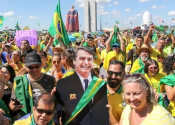 Mensagens em grupos pró-Bolsonaro dizem que notícias contra pandemia são estratégia contra atos