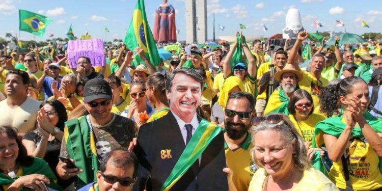 Mensagens em grupos pró-Bolsonaro dizem que notícias contra pandemia são estratégia contra atos