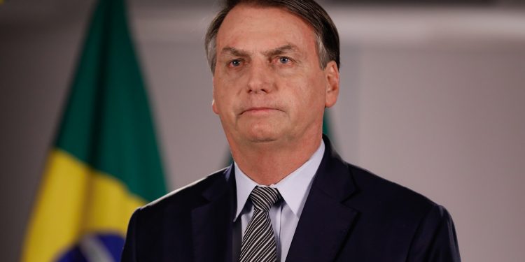 Bolsonaro diz que ‘pequena crise’ do coronavírus é ‘mais fantasia’ e não ‘isso tudo’ que mídia propaga
