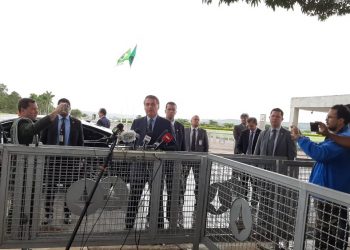Bolsonaro falou com jornalistas na porta do Palácio da Alvorada nesta quarta-feira (25 (Foto: Guilherme Mazui/G1)