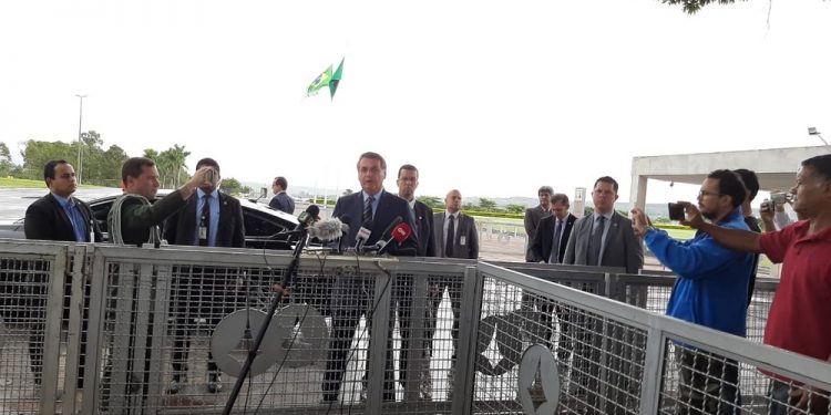Um dia após pronunciamento polêmico, Bolsonaro repete ataques a governadores e críticas ao isolamento