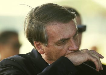 O presidente Jair Bolsonaro conversa com jornalistas na saída do Alvorada, na segunda (Foto: Lucio Tavora/Xinhua)