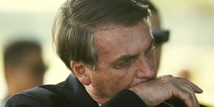 Isolado e descontrolado, Bolsonaro chora e busca apoio entre militares contra crise