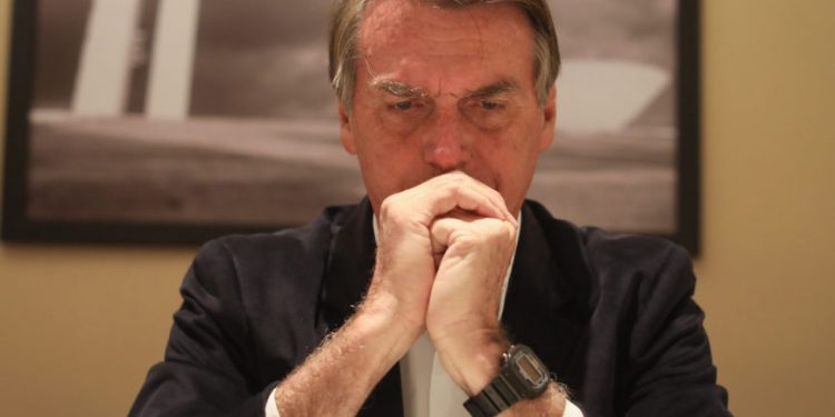 Ao menos 6 pessoas que encontraram Bolsonaro estão com o novo coronavírus