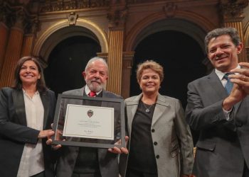 Lula recebe título de cidadão honorário de Paris