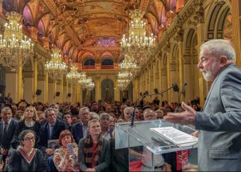 Lula volta a criticar Moro ao receber título de cidadão honorário de Paris