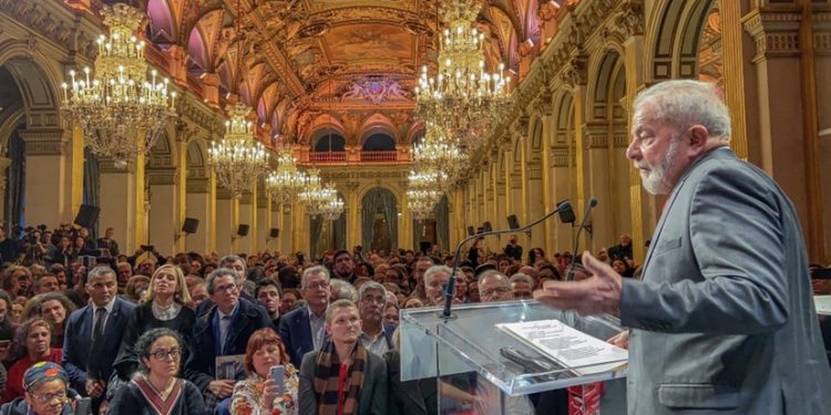 Lula volta a criticar Moro ao receber título de cidadão honorário de Paris
