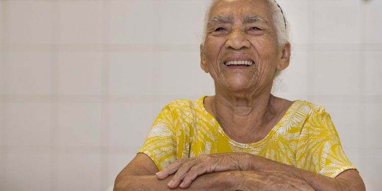 Cearense inicia estudos aos 83 anos, após vida de proibições pelo marido: ‘meu maior sonho é de aprender’