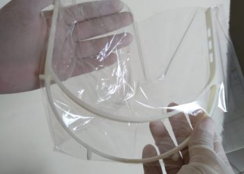 A estrutura das máscaras é impressa na máquina 3D. Em seguida, é feito um corte único dos acetatos (Foto: Jorge Bandeira)