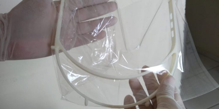 Designer fabrica escudos faciais para protegerem profissionais de saúde em Juazeiro do Norte