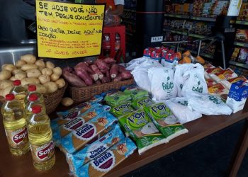 Mesa cheia de alimentos gratuitos em frente a mercado de Praia Grande (SP) (Foto: Arquivo Pessoal)