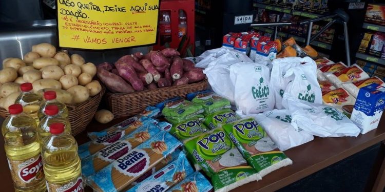 Comerciante cria ‘mesa solidária’ para doar alimentos em meio a epidemia de coronavírus