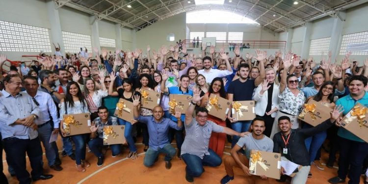 Alunos de destaque no Cariri são agraciados pelo Governo do Estado com 1,2 mil notebooks