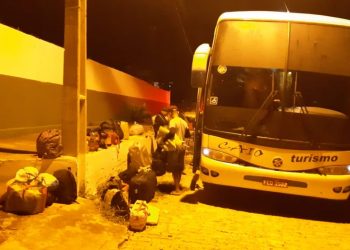 O ônibus clandestino foi parado próximo a uma escola municipal da cidade por volta das 21 horas deste domingo (22)