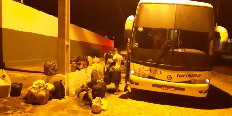 PRF intercepta ônibus clandestino e passageiros passam por inspeção em Lavras da Mangabeira