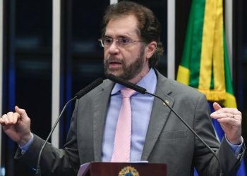 Senador Plínio Valério (PSDB-AM) discursa na tribuna do plenário do Senado durante sessão não deliberativa (Foto: Roque de Sá/Agência Senado)