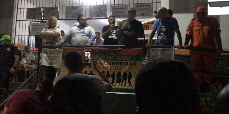 Vídeo: “Vocês acabam de assinar minha demissão”, diz Cabo Sabino após fim da paralisação da PM