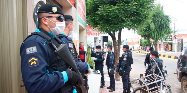 Forças de segurança orientam e fiscalizam estabelecimentos de Juazeiro do Norte
