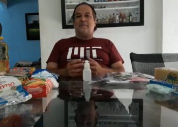 Os professores Ricardo Fonseca e Sâmia, resolveram confeccionar máscaras em casa e distribuir voluntariamente (Foto: Reprodução)