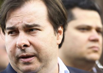 Em festa, convidados de Rodrigo Maia discutem o quanto dura Bolsonaro