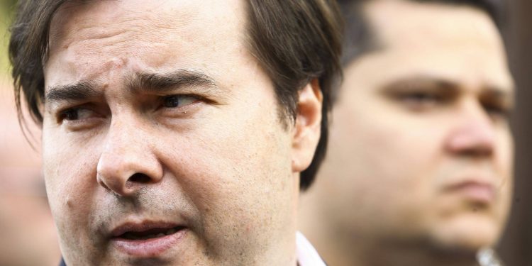Em festa, convidados de Rodrigo Maia discutem o quanto dura Bolsonaro