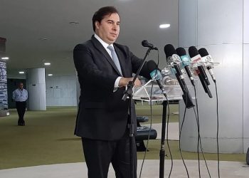 O presidente da Câmara, deputado Rodirgo Maia (DEM-RJ), durante entrevista no Salão Verde (Foto: Luiz Felipe Barbiéri/G1)