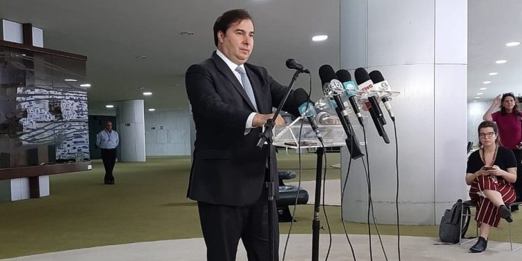 Coronavírus: Maia diz que auxílio para trabalhador informal pode ser elevado de R$ 200 para R$ 500