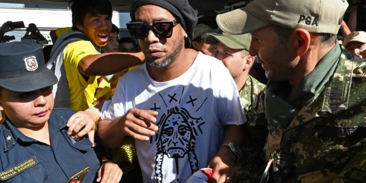 Embaixador do turismo do governo Bolsonaro, Ronaldinho Gaúcho e irmão são detidos no Paraguai com passaportes adulterados