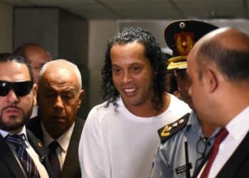 Juiz mantém Ronaldinho preso por temer fuga e obstrução das investigações
