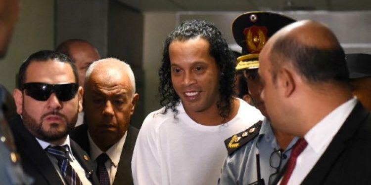 Juiz mantém Ronaldinho preso por temer fuga e obstrução das investigações