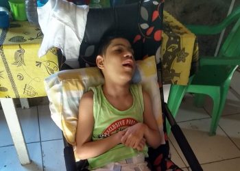 Mãe faz campanha para comprar cadeira de rodas para o filho; saiba como ajudar