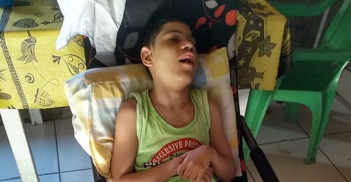 Mãe faz campanha para comprar cadeira de rodas para o filho; saiba como ajudar