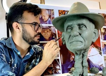 A estátua terá tamanho real e foi construída em cimento, revestida de vidro (Foto: Divulgação)