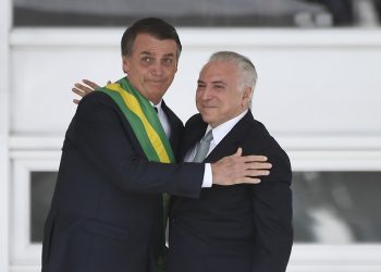 Michel Temer passou a faixa presidencial a Jair Bolsonaro (Foto: Mateus Bonomi/AGIF/Estadão Conteúdo)