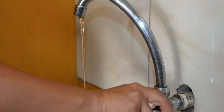 Suspensão da conta de água para clientes de baixo consumo começa nesta quarta (1)