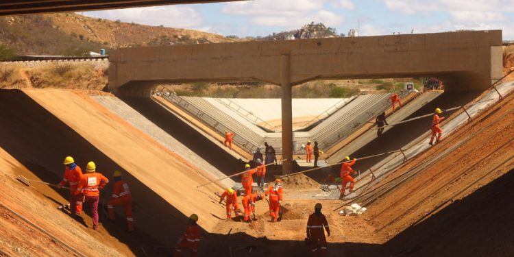 Com receio, trabalhadores continuam na etapa final do Eixo Norte
