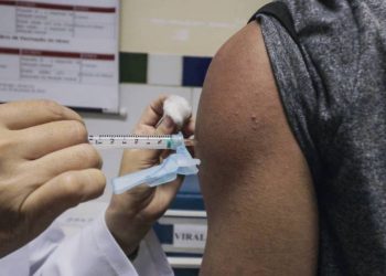 Vacinação contra gripe é adiantada para proteger grupos de risco e facilitar diagnósticos de Covid-19