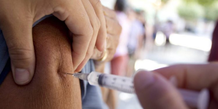 Secretaria de Saúde do Crato vacina idosos em casa contra a gripe