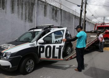 No entorno do 18º Batalhão, no Antônio Bezerra, epicentro das paralisações, algumas viaturas foram guinchadas (Foto: Fabiane de Paula)