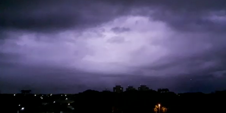 Cerca de 3 mil raios caem no Ceará na madrugada desta terça; entenda a causa do fenômeno