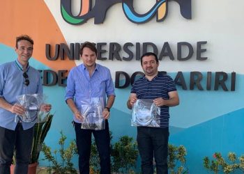Médico perito da UFCA, Miguel Marx (esquerda), e Chefe do Gabinete da Reitoria, Assis Nogueira (direita), entregam face shields à Prefeitura de Caririaçu (Foto: Divulgação/UFCA)