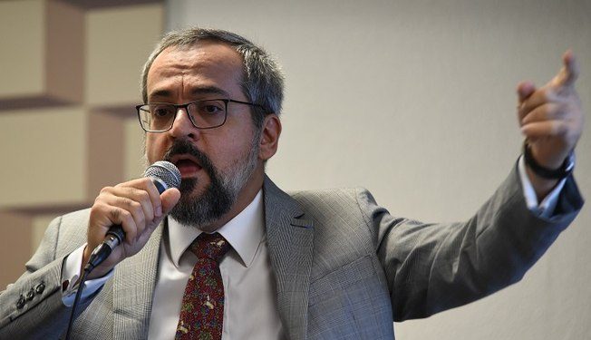 Weintraub reforça teoria conspiratória com gibi, erra grafia e web reage