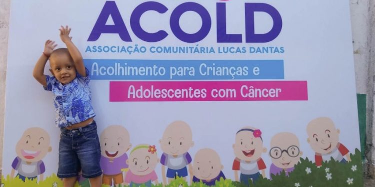 Acold confecciona máscaras para crianças com câncer e pede doação do material