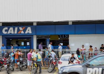 Em busca do auxílio emergencial de R$ 600, muitas pessoas se aglomeram em filas de agências da Caixa (Foto: Natinho Rodrigues)