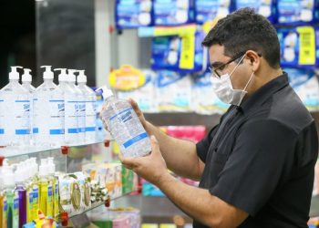 Farmácias estão impedidas de vender testes para o novo coronavírus no Ceará (Foto: Camila Lima)