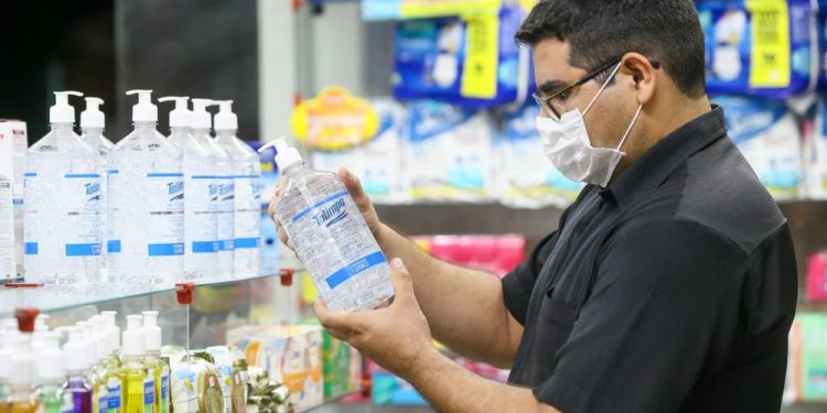 Governo do Ceará proíbe venda de testes de Covid-19 em farmácias